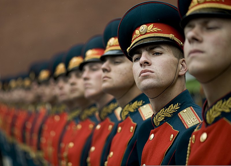 800px-Russian_honor_guard_at_Tomb_of_the_Unknown_Soldier%2C_Alexander_Garden_welcomes_Michael_G._Mullen_2009-06-26_2.jpg