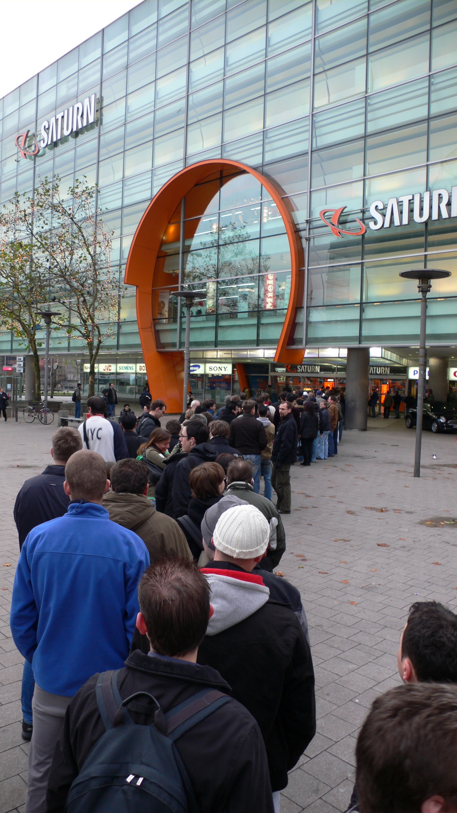 Wii_launch_queue_in_Hamburg.jpg