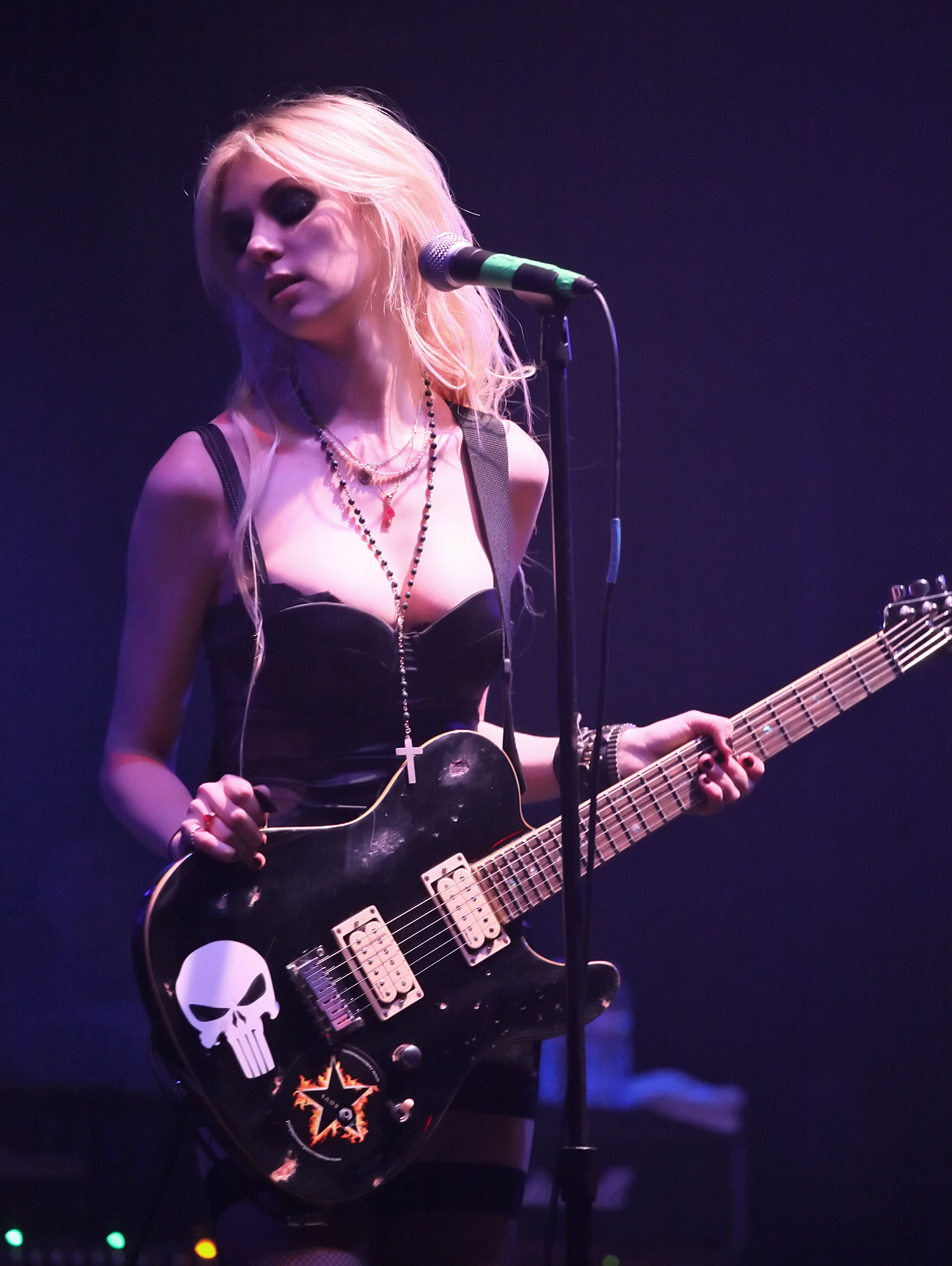 Taylor_Momsen_-_Warped_Tour_Kickoff_(5).jpg
