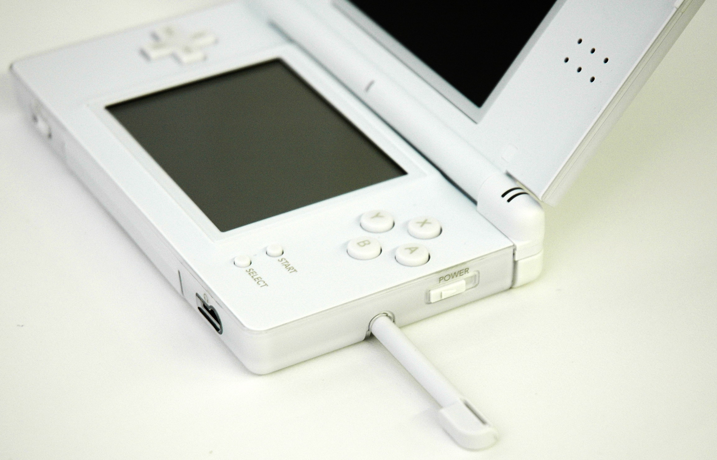 Nintendo_DS_Lite_%28right_side%29.jpg