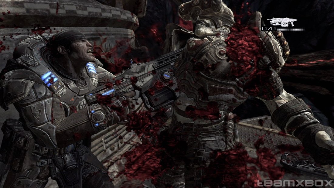 gears-of-war-2-marcus-locust-chainsaw.jpg