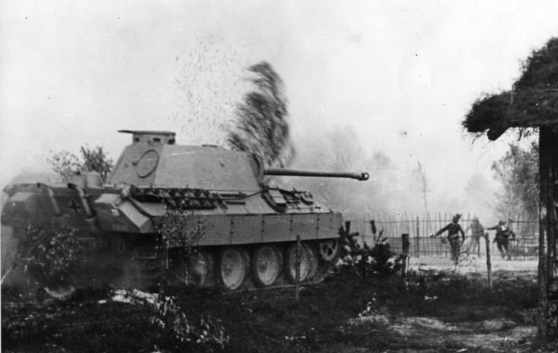 Bundesarchiv_Bild_146-1976-124-12A%2C_Russland%2C_Infanterie_und_Panzer_im_Kampf.jpg