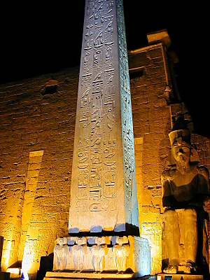 Luxor_Temple_obelisk_at_entrance,_dg_042001.jpg