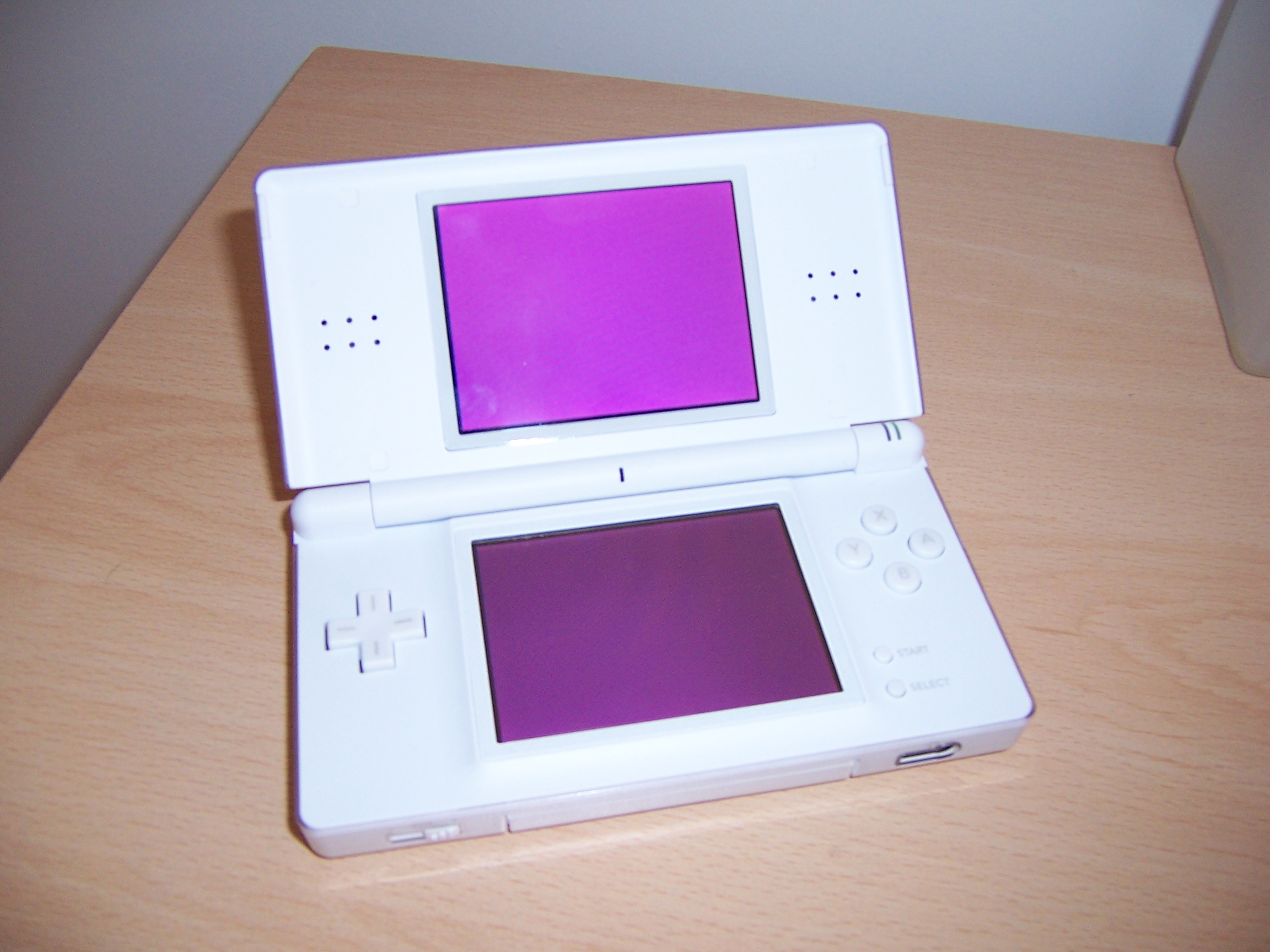 Nintendo-DS-Lite-Purple-Screen.JPG